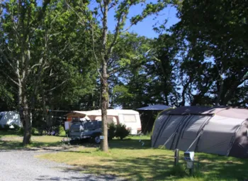 Stellplatz - Stellplätze + 1 Wagen +  Strom - Camping Les Alizés