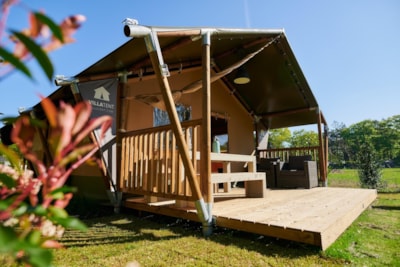 Luxury safari tent with XL sanitary facilities.