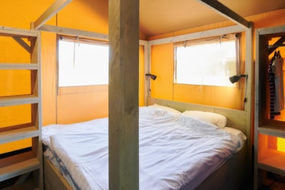 Luxury safari tent with XL sanitary facilities.