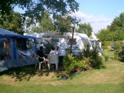 Kampeerplaats(en) - Pakket Comfort Plus: Standplaats + 1 Voertuig + Elektriciteit 10A - Camping Le Helles