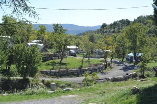 Kampeerplaats(en) - Groot Confort Plaats - image n°3 - Camping Chadeyron