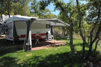 Stellplatz - Grosse Confort Platz - Camping Chadeyron