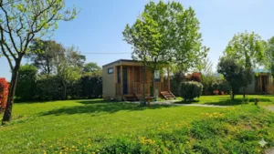 Emplacement - Emplacement avec sanitaires privés et réfrigérateur - Camping Chadeyron