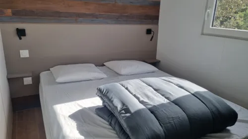 Mietunterkunft - Premium Mobilheim 2026 Mit Aussicht Und Klimaanlage 2 Schlafzimmer 4 Personen - image n°5 - Camping Chadeyron
