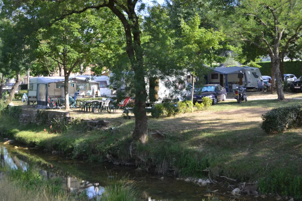 Emplacement - Emplacement Véhicule+ Électricité - Camping de la Claysse