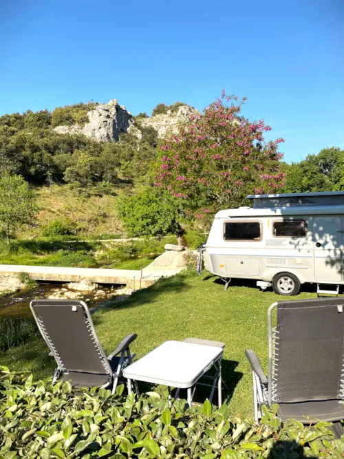 Emplacement - Emplacement Forfait 2 Personnes + Véhicule + Électricité 10 Amp. - image n°5 - Camping de la Claysse