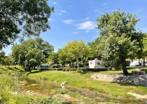 Emplacement - Emplacement Forfait 2 Personnes + Véhicule + Électricité 10 Amp. - image n°2 - Camping de la Claysse