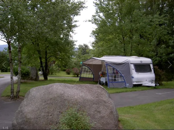 Emplacement : Voiture + Tente/Caravane Ou Camping-Car (Tarif Indiqué Pour 1 Personne)