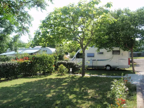 Stellplatz - Pauschale ** + Fahrzeug + Strom - image n°2 - YELLOH! VILLAGE - DOMAINE DE L'ESQUIRAS