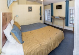 Bedroom - Traveler Room With Private Shower And Corridor Toilets - LA BOHEME Camping Hôtel