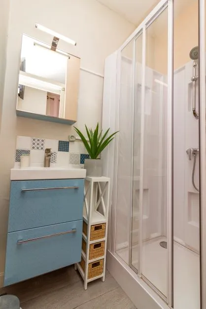 Zimmer - Traveler Room With Private Shower And Corridor Toilets - image n°3 - Camping MAUI