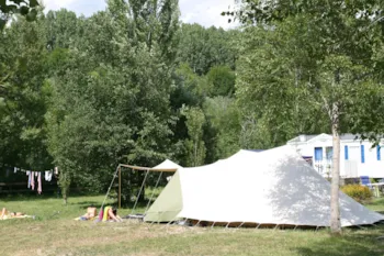 Stellplatz - Großer Stellplatz; >120M², Strom (10A) - Camping Les Rives du Lac