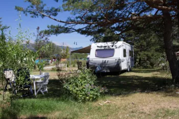 Stellplatz - Komfort Stellplatz: 150M², Wasser, Strom (16A), Abwasser - Camping Les Rives du Lac