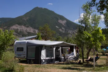 Stellplatz - Exklusiver Stellplatz : > 180 M², Wasser-, Abwasseranschluss, Strom (16 A), 4 Devices Wlan - Camping Les Rives du Lac