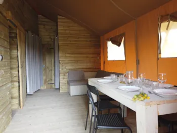 Mietunterkunft - Bungalow Lodge: 3 Schlafzimmer, Badezimmer, Wc, Küche, Elektrogrill - Camping Les Rives du Lac