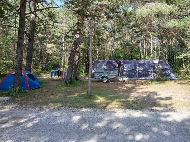 Emplacement Xl (+200M²) + Voiture