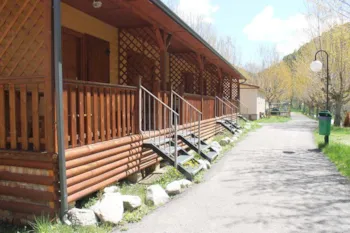 Mietunterkunft - Bungalow-Habitacion-Cocina En El Rio  Madera - Camping Pont d'Ardaix