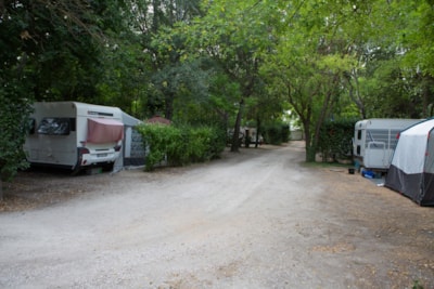 Pitch Confort (1 tent, caravan or motorhome / 1 car + electricity 8A) 80m² / 120m²