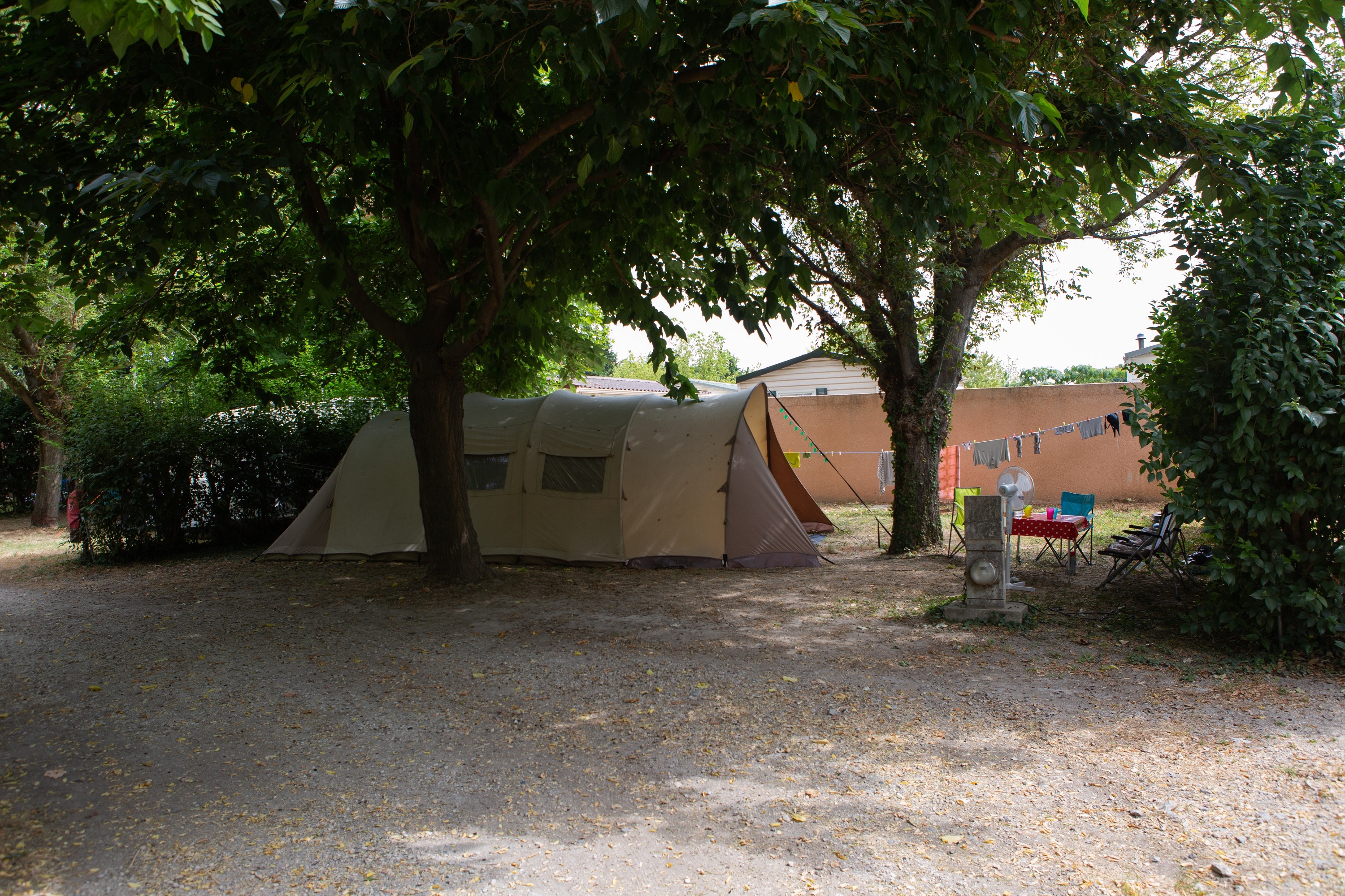 Emplacement - Forfait Privilège (1 Tente, Caravane Ou Camping-Car / 1 Voiture / Électricité 8A) +120M² - Camping Le Pilon d'Agel