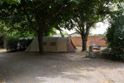 Pitch Privilège (1 tent, caravan or motorhome / 1 car + electricity 8A) +120m²