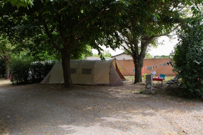 Piazzola Privilège (tenda, roulotte, camper / 1 auto / Elettricità 8A) +120m²