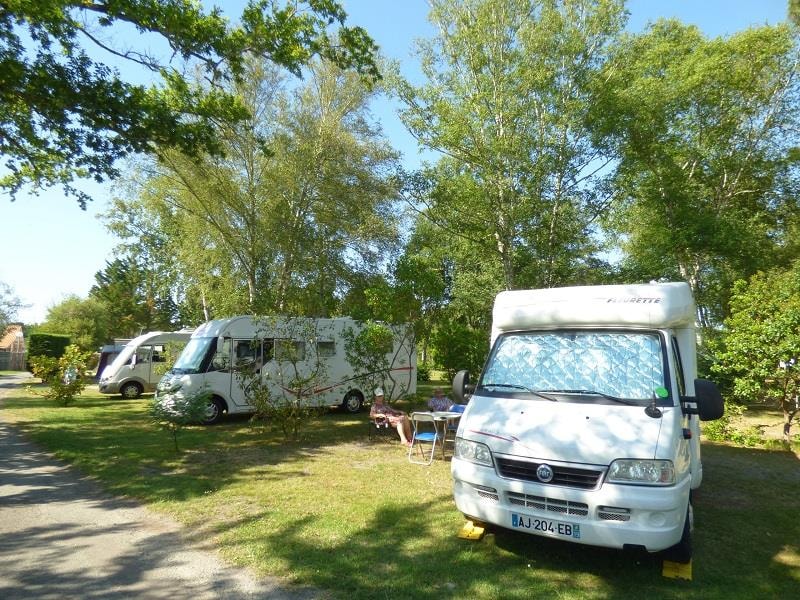 Emplacement : CAMPING-CAR + vidange + électricité 10 AMP*