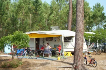 Stellplatz - Stellplatz 2 Trèfles - Strom Camping-Car - Camping Le Tedey