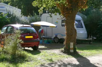 Stellplatz - Stellplatz + Auto - Camping Les Parcs