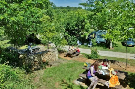 Emplacement - Départ 12H Et Arrivée 19H30 Au Plus Tard- (1 Chien Maximum) Forfait Emplacement Électricité 10A - Camping les Acacias Sarlat