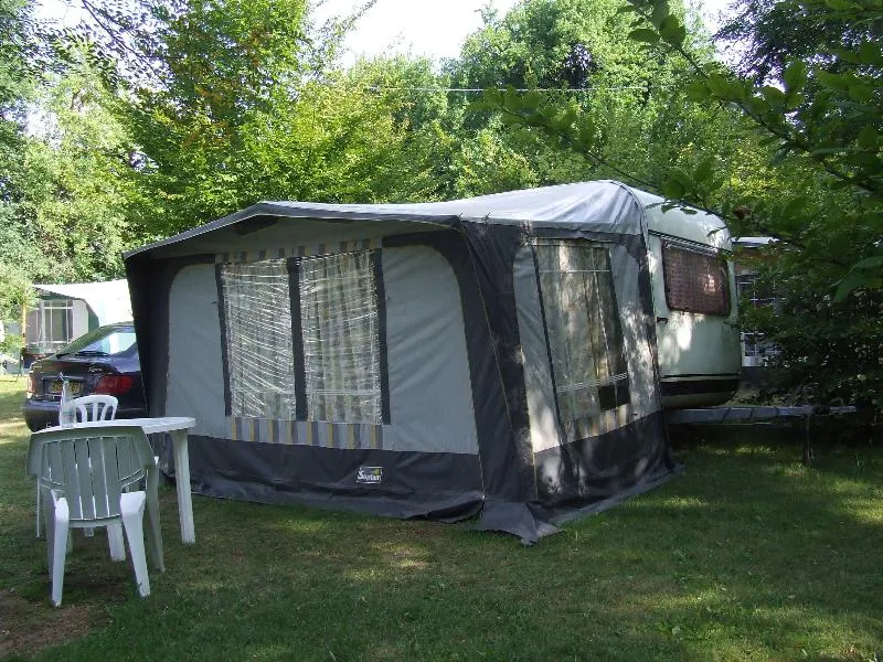 Emplacement Avec Ombre Et Soleil À Souhait, À L'écart Des Aires De Jeux Ou Plus Proche, Vos Choix Sont Réspectés Au Mieux, De Même En Ce Qui Concerne La Distance Par Rapport Aux  Sanitaires.