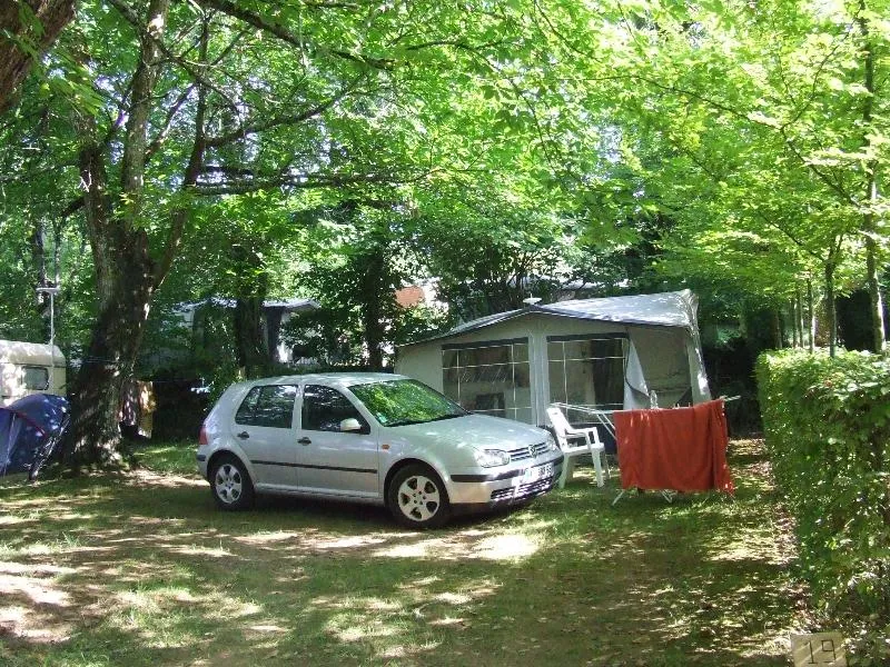 Emplacement Avec Ombre Et Soleil À Souhait, À L'écart Des Aires De Jeux Ou Plus Proche, Vos Choix Sont Réspectés Au Mieux, De Même En Ce Qui Concerne La Distance Par Rapport Aux  Sanitaires.