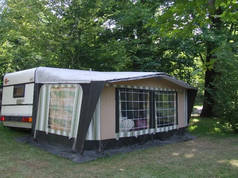 Emplacement Avec Ombre Et Soleil À Souhait, À L'écart Des Aires De Jeux Ou Plus Proche, Vos Choix Sont Réspectés Au Mieux, De Même En Ce Qui Concerne La Distance Par Rapport Aux  Sanitaires.