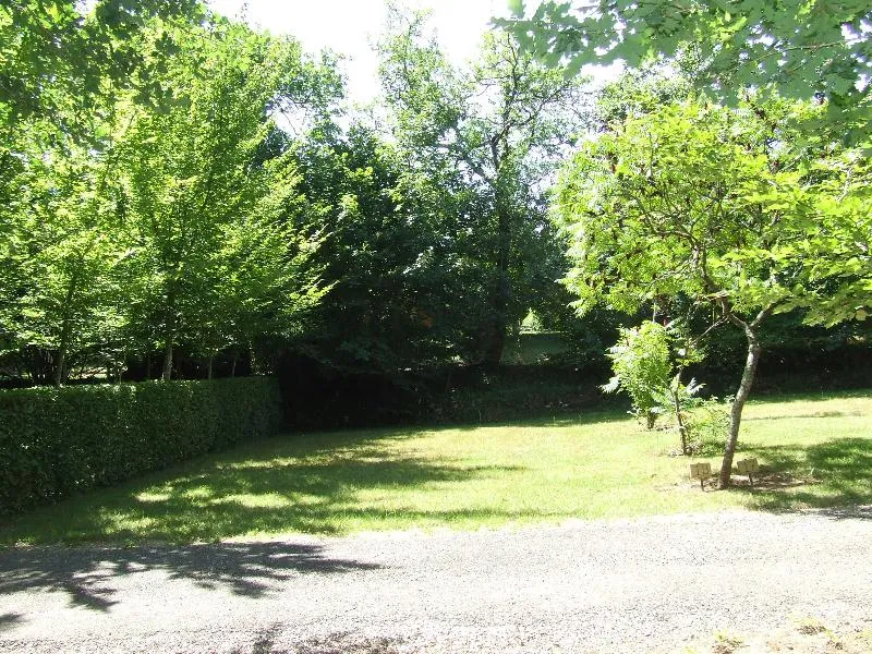 Emplacement Avec Ombre Et Soleil À Souhait, À L'écart Des Aires De Jeux Ou Plus Proche, Vos Choix Sont Réspectés Au Mieux, De Même En Ce Qui Concerne La Distance Par Rapport Aux  Sanitaires.