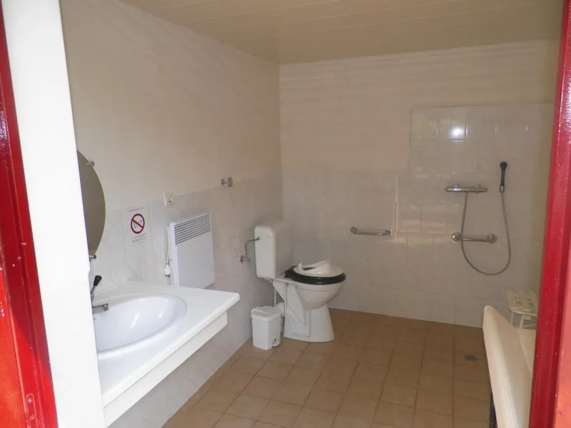 Emplacement Avec Ombre Et Soleil À Souhait, À L'écart Des Aires De Jeux Ou Plus Proche, Vos Choix Sont Réspectés Au Mieux, De Même En Ce Qui Concerne La Distance Par Rapport Aux  Sanitaires.