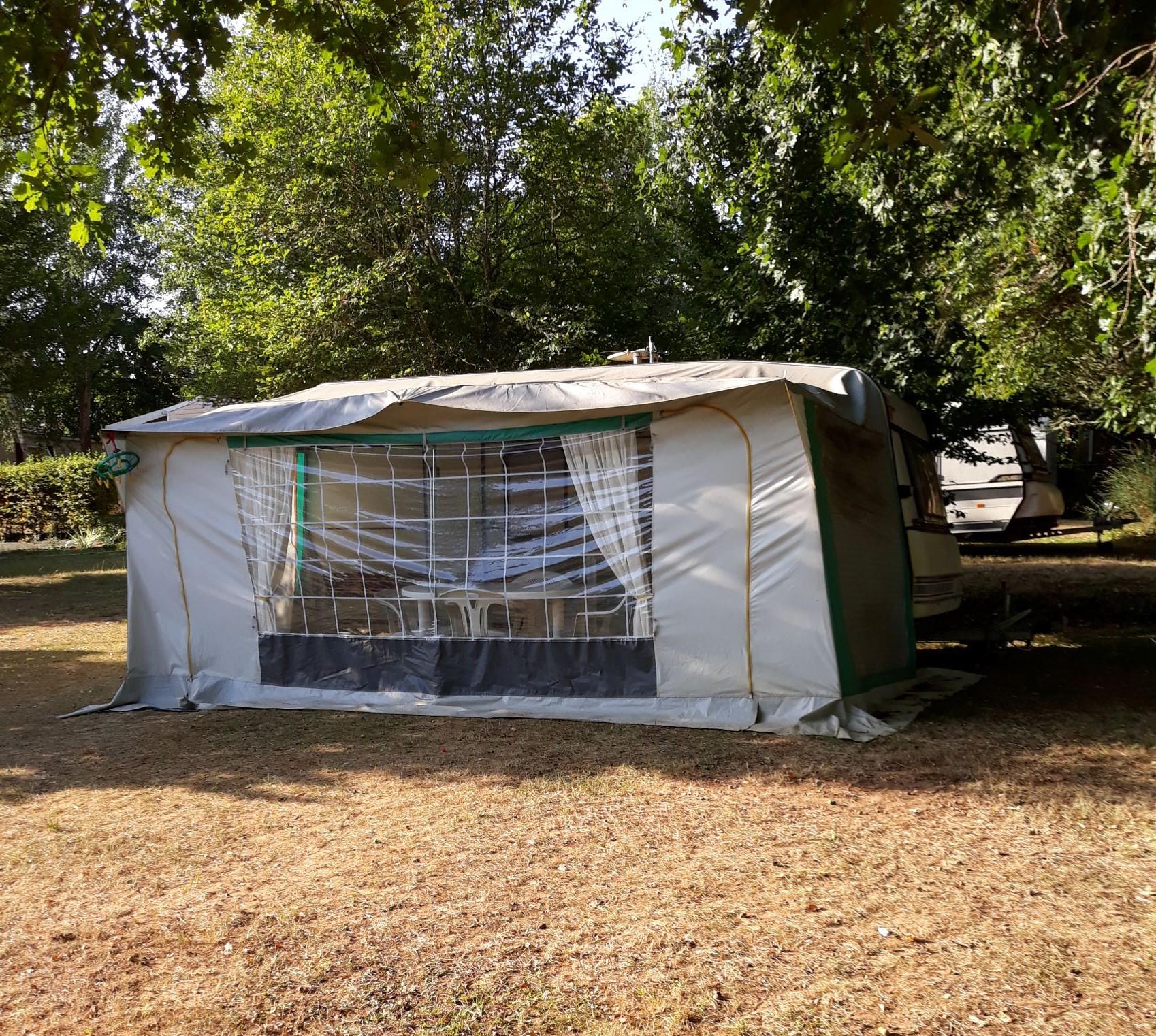Accommodation - Caravane 4 Places Confort Avec Auvent Cuisine Frigo Vaisselles Couvertures - Camping Le Convivial