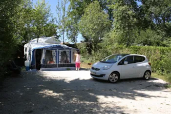 Stellplatz - Stellplatz Für Wohnwagen Und Wohnmobil, Mit Gemahlenem Kalkstein Stabilisiert - CAMPING LA FAGE
