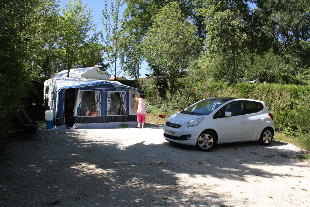 Standplaats voor caravan en camper, gestabiliseerd met gemalen kalksteen