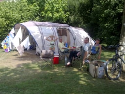 Stellplatz - Stellplatz Familien (2 Erwachsene + 2-4 Kinder) - Camping des Moulins