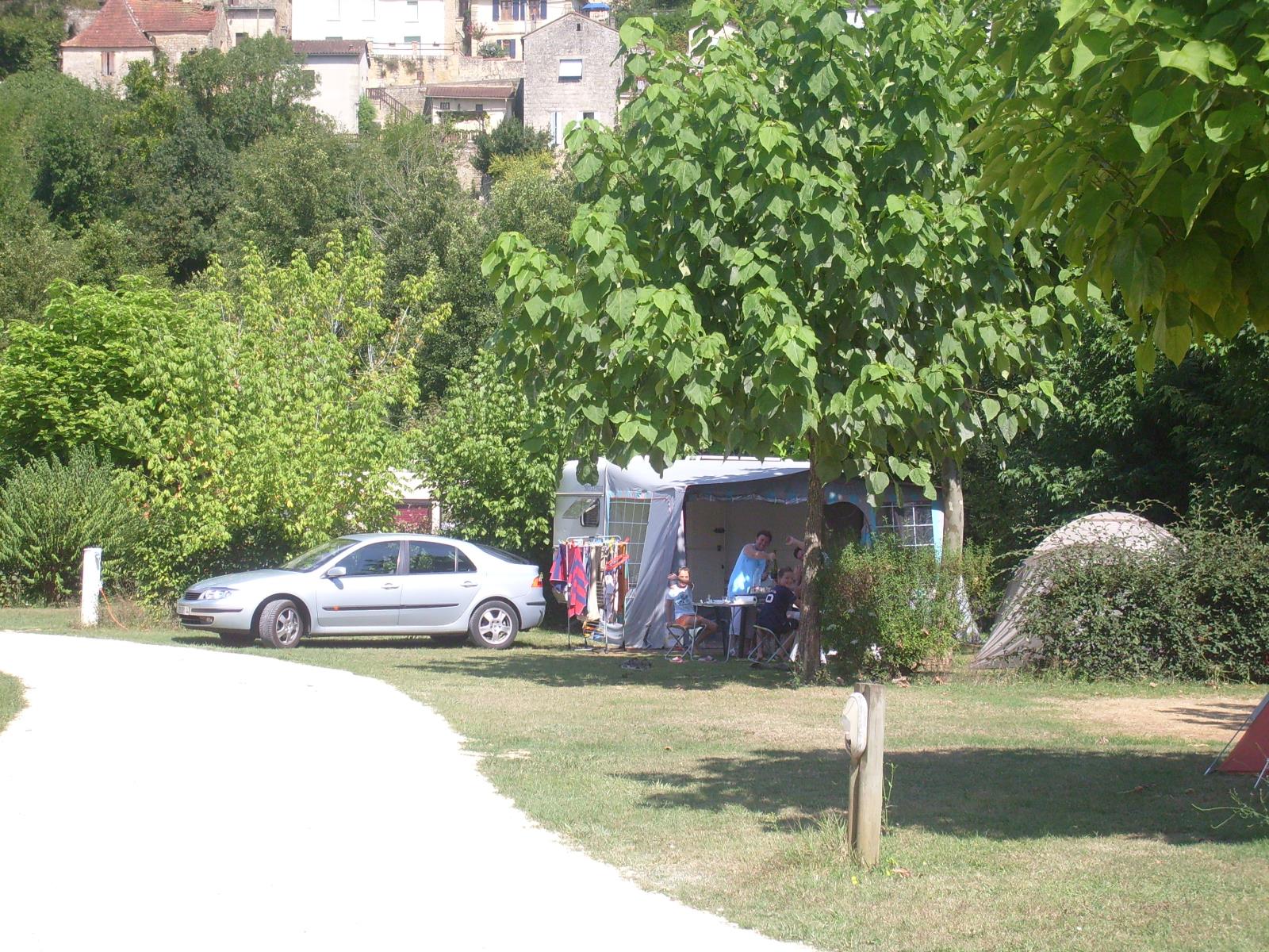 Standplaats : auto + tent of caravan + elektriciteit