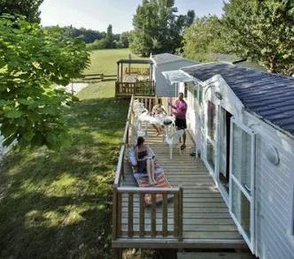 Accommodation - Mobil Home Family 32M² - 3 Bedrooms + Semi-Covered Terrace - Camping Le Perpetuum