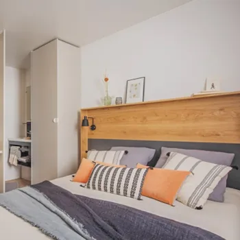 Mietunterkunft - Mobil-Home Premium 21 M² - 1 Chambre Avec Lit 160 + Terrasse Semi-Couverte + Tv Et Lave Vaisselle - Camping Le Perpetuum