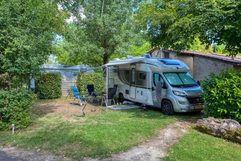 CAMPSITE PITCH FOR 2 PEOPLE (80 M2 MINIMUM) / ELECTRICTY INCLUDED (until 6 people)