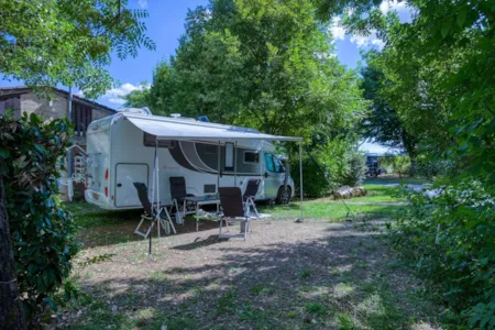 Kampeerplaats(en) - Emplacement 80 M2 Minimum / Sans Electricite / 2 Personnes Incluses - Camping Le Bosquet