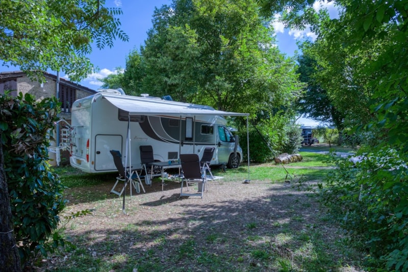 CAMPSITE PITCH FOR 2 PEOPLE (80 M2 MINIMUM) / ELECTRICTY NOT INCLUDED / until 6 people