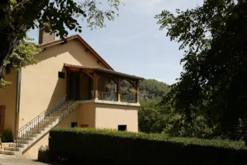 Mietunterkunft - Furnished Apartment + Terrasse - Camping La Bouysse
