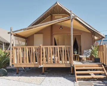 Accommodation - Tent Privilège Jungle Lodge 2 Rooms - Camping les Cinq Châteaux