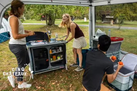 Kampeerplaats(en) - Standplaats Privilège - Met Elektriciteit 10A - (Prieel, Koelkast En Tafel/Stoelen) - Camping les Cinq Châteaux