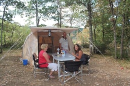 Location - Tente Karsten Avec 2 Chambres, Salon De Jardin, Réfrigérateur, Camping Gaz (Sur Emplacement Mi-Ombragé De +200 M²) - Camping La Peyrugue