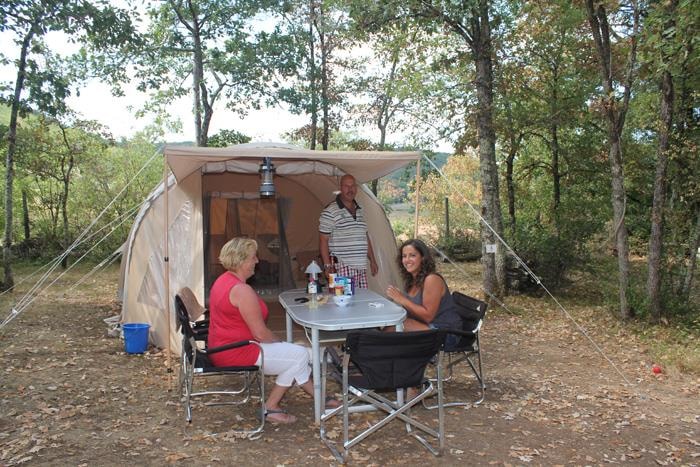 Tente Karsten Avec 2 Chambres, Salon De Jardin, Réfrigérateur, Camping Gaz (Sur Emplacement Mi-Ombragé De +200 M²)