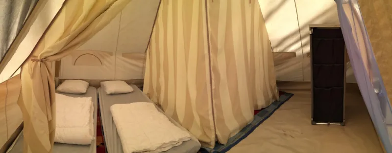 Tente Karsten (4 Pers) 2 Chambres, Salon De Jardin, Réfrigérateur, Camping Gaz.